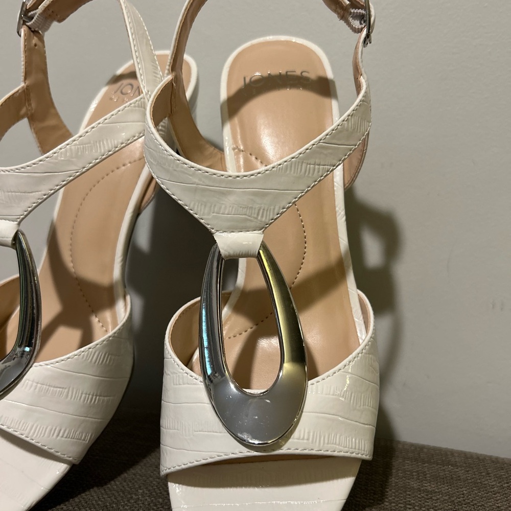 Jones New York Elegant White Sandals with Silver Accent - Picture 2 of 14
